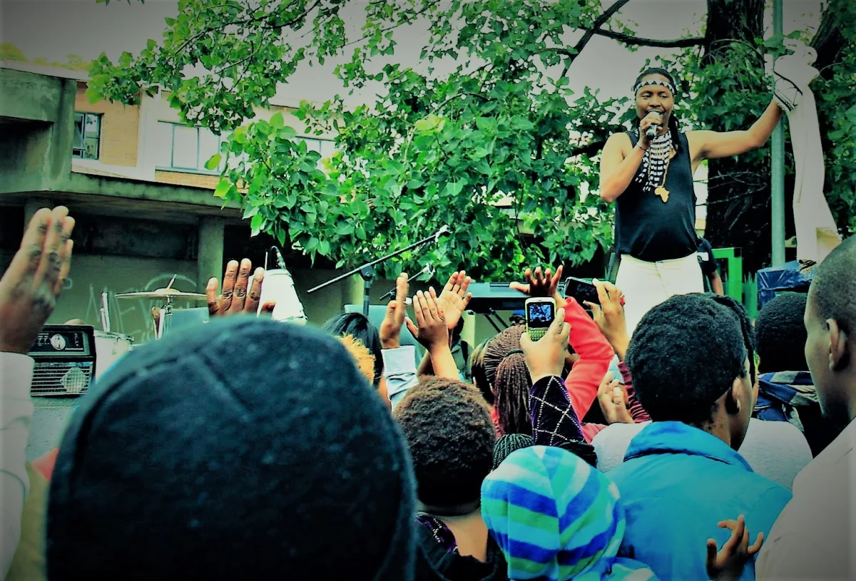 Oska Tee performing live